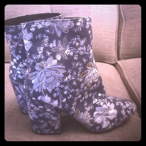 Floral booties - Picture 1 of 2
